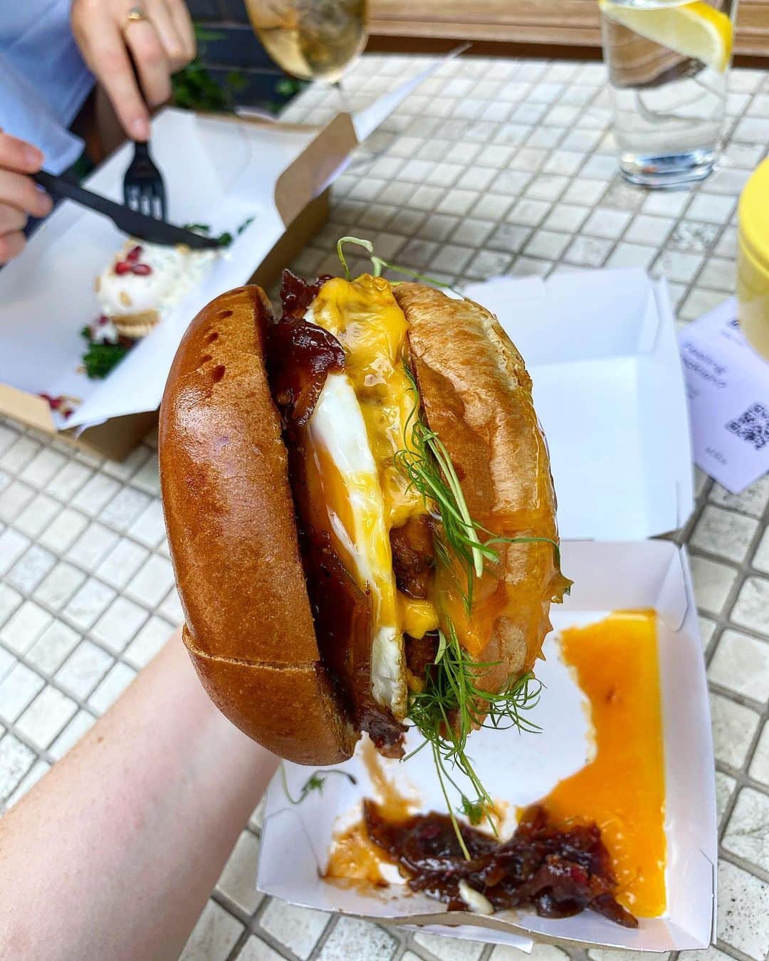 Eat With Steph & Coのインスタグラム：「SPICY PIGGY BUN ! 🐷🍔🍳 Wow what a breakfast bap this was from @eggbreak_ldn at @albielondon in the @thehoxtonhotel - spiced pork patty, homemade chilli jam, fried egg, cheese and the perfect brioche bun 👌🏻🙌🏻👍🏻 swipe time check out the pool of egg yolk to mop up 🤤 Ad-Pr invite 📷 @thetessaproject  #eggbreak #albie #hoxtonhotel #hoxtonsouthwark」