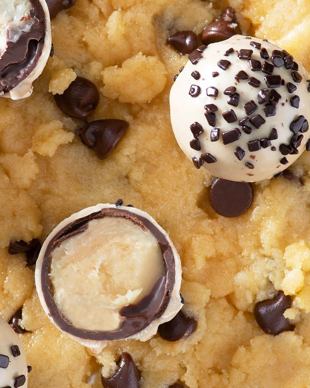 GODIVAさんのインスタグラム写真 - (GODIVAInstagram)「Bringing you the best of both worlds on #NationalChocolateChipCookieDay. 😋 Celebrate with our Cookie Dough Cake Truffle.」8月5日 2時56分 - godiva