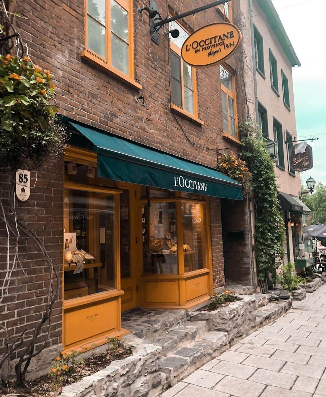 ロクシタンさんのインスタグラム写真 - (ロクシタンInstagram)「L'Occitane around the world 🌍 You'll always recognize our boutiques by our signature sunny yellow, like on this one in Vieux-Quebec! What does your local L'Occitane boutique look like? #Regram 📸 @liana.rncci #LOccitane #AroundtheWorld #VieuxQuebec #QuebecCity #Canada #Boutique #Provence」8月5日 3時00分 - loccitane