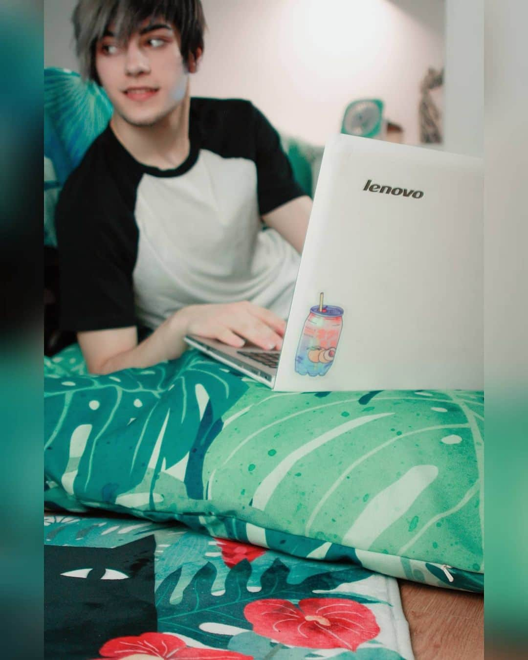 Geheさんのインスタグラム写真 - (GeheInstagram)「My room is the coziest place now thanks to @redbubble 🌿  Got these matching duvet covers, floor pillow and floor mat and I love them aaaaaaaa (also that cute little sticker!) Check out some of my favorite items on redbubble:  https://rdbl.co/geheichou-b2s20 (link is also on my bio) and get yourself some cool stuff while supporting independent artists who make these designs 💚  And remember you have a juicy discount code using RBC-B2S20-geheichou 👀✨ #GiftOriginal #RedBubbleB2S #ad」8月5日 3時01分 - geheichou