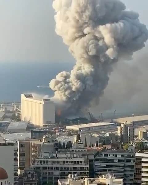 WildLifeのインスタグラム：「BREAKING NEWS: There was just a massive explosion in Beirut, Lebanon just now, no word yet on cause or casualties, please share with your followers and tag people who need to see this, let’s all pray together for everyone in the area affected #beirut #lebanon repost from @karmagawa LINK IN @karmagawa’s BIO FOR THE VICTIMS/FAMILIES OF THIS EXPLOSION! Pray for Lebanon 🇱🇧🙏🏼😔 video by Unknown」