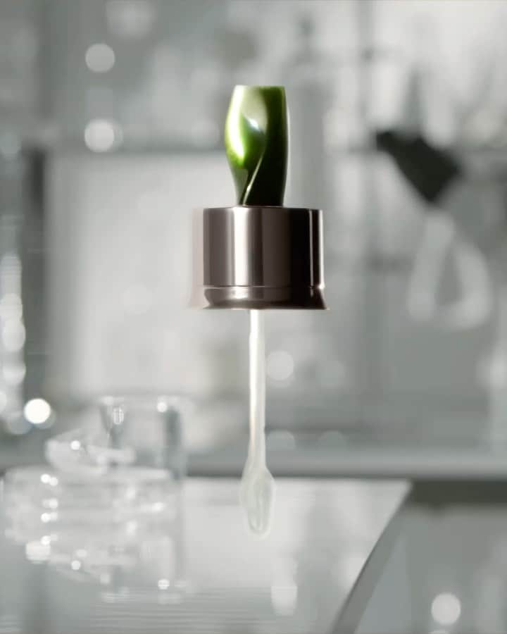 ドゥラメールのインスタグラム：「The magic touch. NEW The Concentrate is enhanced with antioxidant protection and helps rebuild skin’s barrier so it becomes stronger, more resilient and looks more stable with each application. #TheConcentrate」