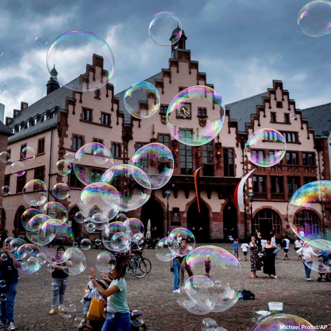 ABC Newsさんのインスタグラム写真 - (ABC NewsInstagram)「POP! Street artist makes bubbles in front of the town hall in Frankfurt, Germany. #bubbles #frankfurt」8月5日 3時19分 - abcnews