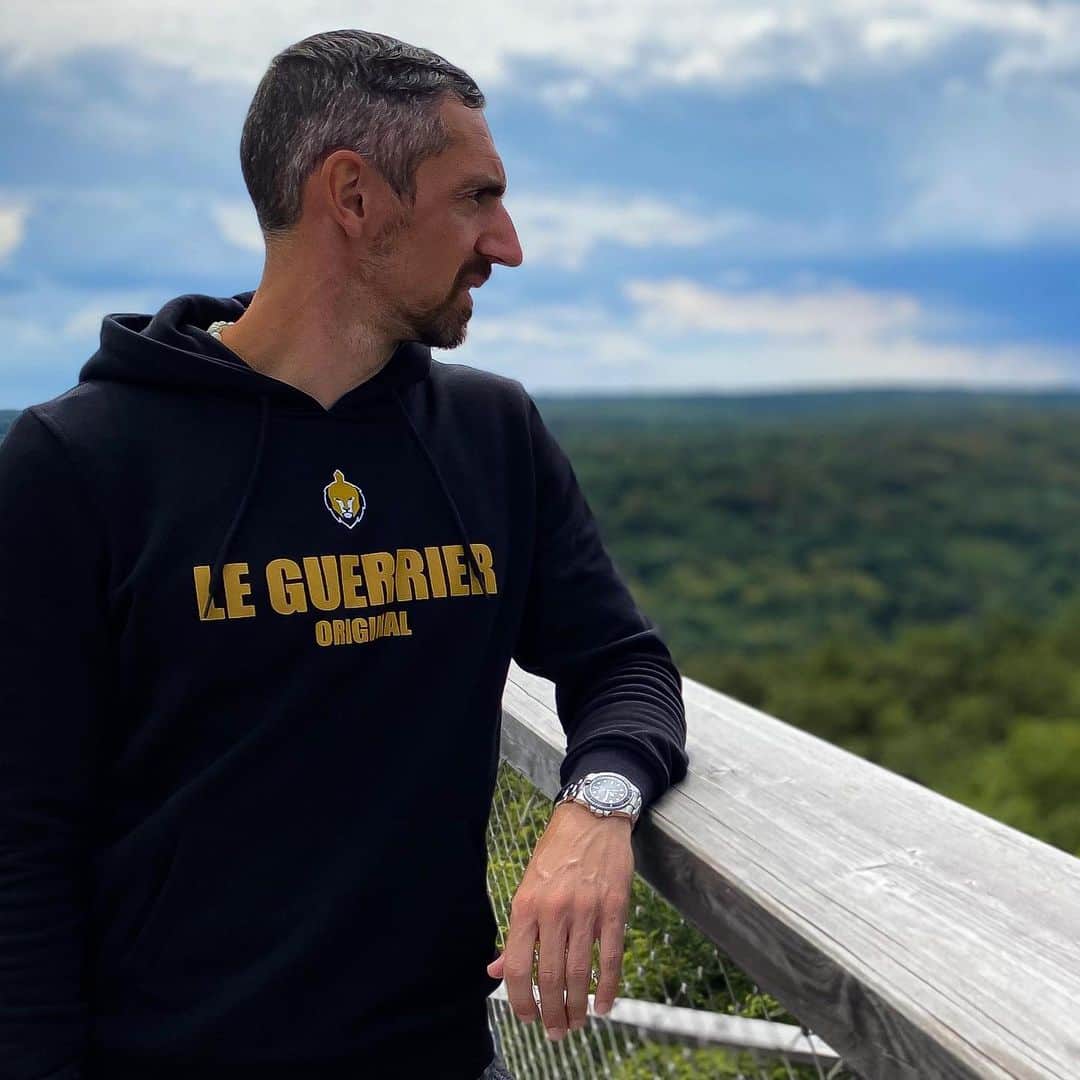 ロベルト・ヒルバートのインスタグラム：「Go outside and explore the world! #travel #baba #world #explore #everyday #nevergiveup #neverstopexploring #travelgram #goodvibes #positivevibes #lifestyle #sport #walk #evening #today #goodtimes @leguerrieroriginal」