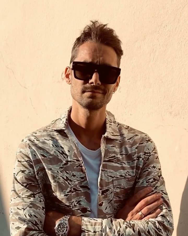 NICOLAS SIMOESのインスタグラム：「Today’s look 😎 Would you like to see more videos showing outfits and how they fit? ☀️」