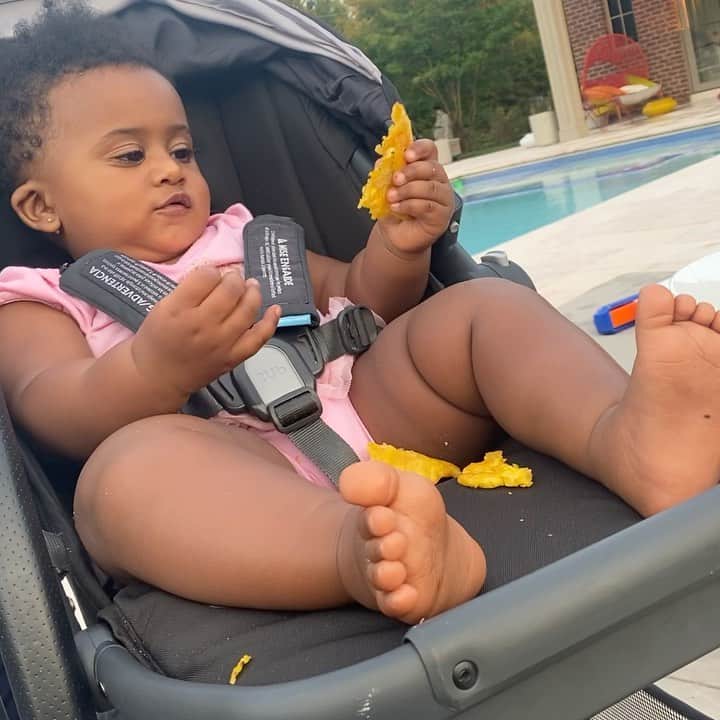ホセ・レイエスのインスタグラム：「Agradezco a Dios por bendecirte en tu primer año....HBD destiny😍😍😍 🎂🎂🍼🍬🍡🍭」