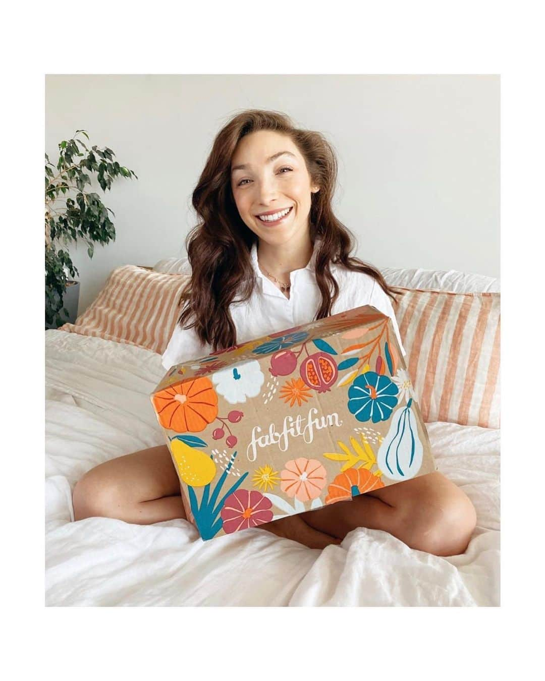 メリル・デイヴィスのインスタグラム：「#FabFitFunPartner How is it August, already?! 🙆🏻‍♀️ While I have a hard time believing Fall is nearly upon us, the arrival of my Fall @FabFitFun box is a telltale sign. Because I haven't been out much lately, and haven't been shopping at all, this box was a particularly welcome delivery. 😊 The theme of the Fall 2020 box is "gather the good," and I really felt that when discovering all of the goodies inside. Of course, one of my favorite items is the Celery Green Cream collaboration between @volitionbeauty and my friend @nastialiukin! So fun to see that in the box. As always, there are lots of great items inside but I'm equally impressed with the way Fab Fit Fun continues to push itself to be better from one season the next. In fact, in an effort to reduce waste and commit to sustainability, this season's box and paper packaging are all made of 100% recycled materials. ♻️ While this box is valued over $200, it can be purchased for $39.99 when you use code: MERYL at checkout for $10 off your first box. 🛍 Visit www.fabfitfun.com for more! 💃🏻」