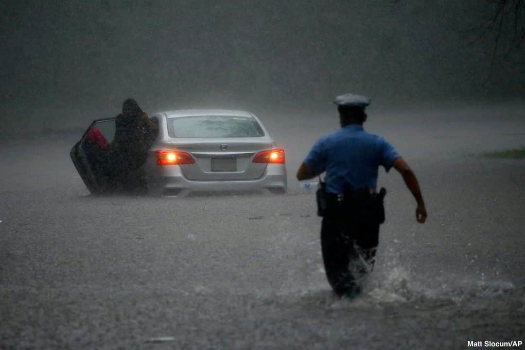 ABC Newsさんのインスタグラム写真 - (ABC NewsInstagram)「A Philadelphia police officer rushes to help a stranded motorist as Tropical Storm Isaias churns its way up the East Coast, bringing wind, rain and flooding. #isaias #hurricaneisaias #tropicalstorm #flooding #weather」8月5日 3時35分 - abcnews