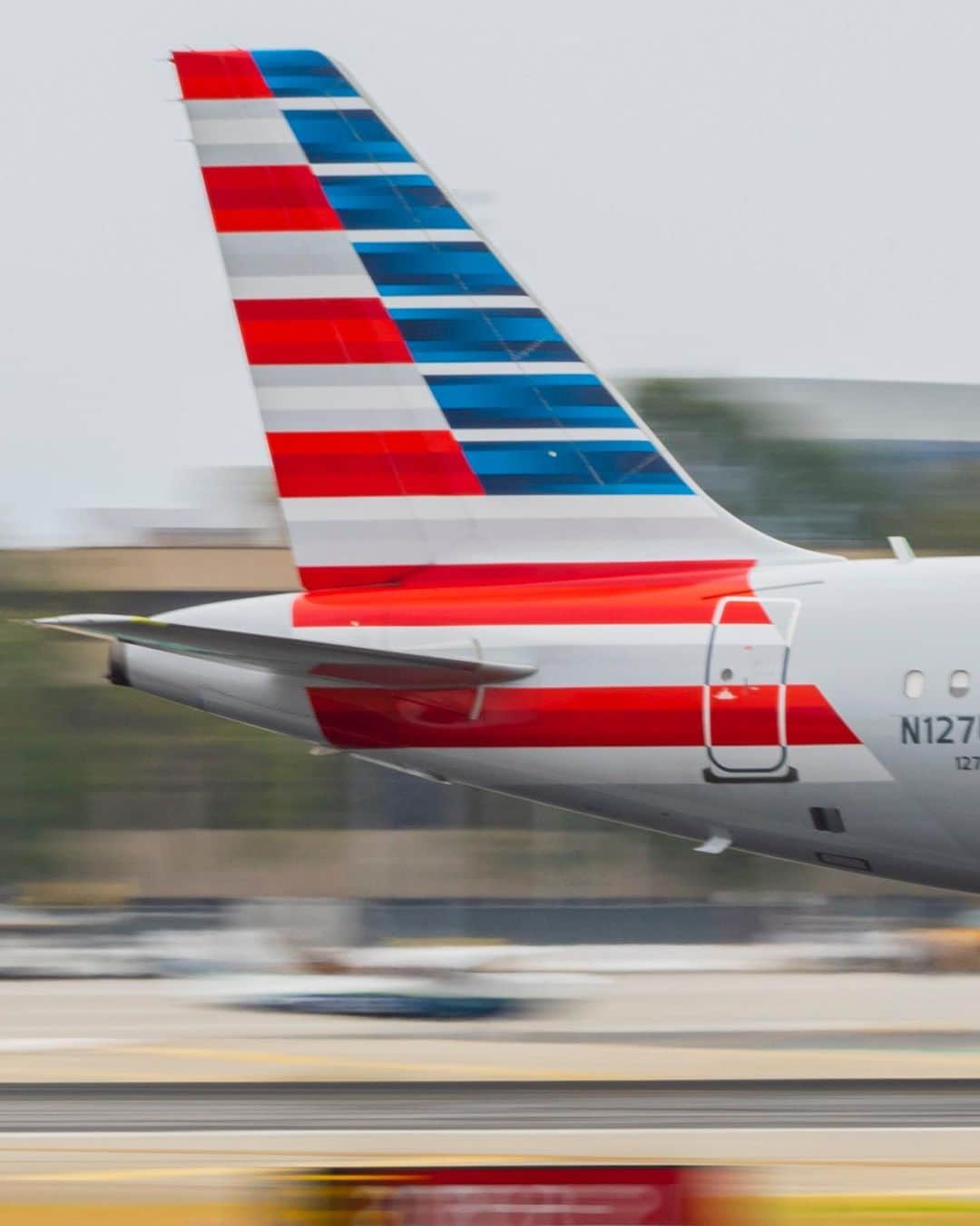 アメリカン航空のインスタグラム：「That wind in your tail feeling. #TailTuesday  📷  by @photographyish」