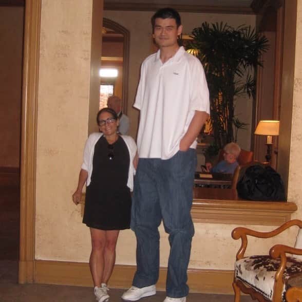 ボビー・ブラウンのインスタグラム：「We have no choice but to be Greatful for what we’ve been given. All 5’0 feet of me. #yaoming」
