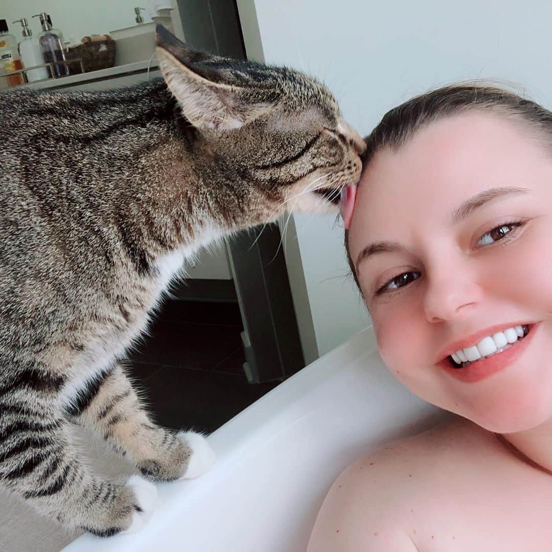のインスタグラム：「‪Fred giving me a bath, while I’m in the bath. ‬」