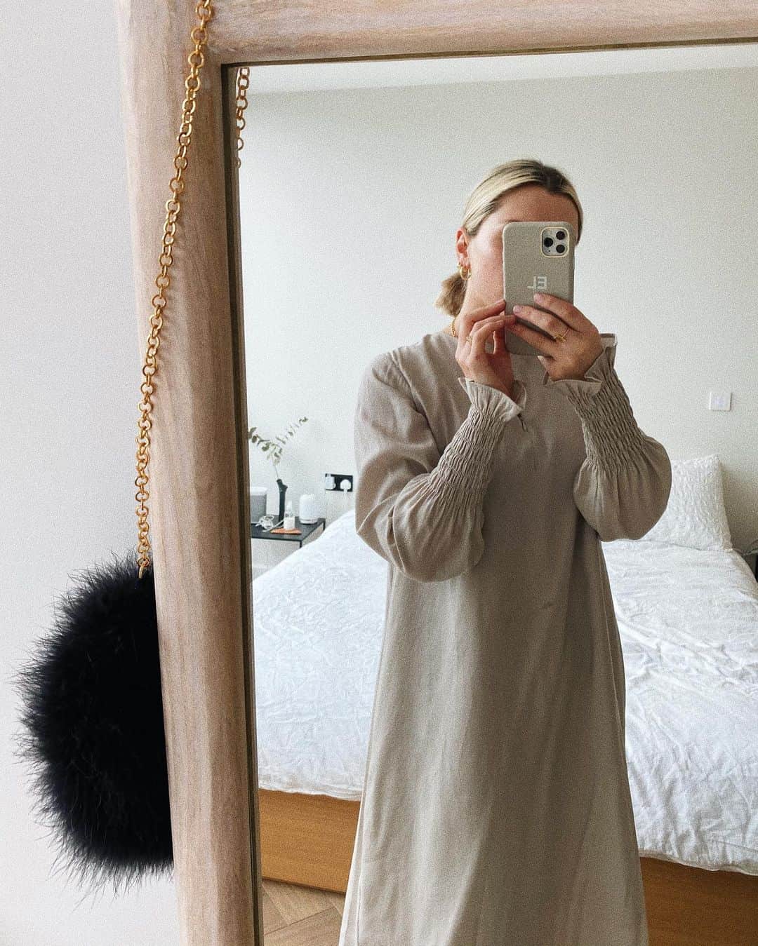Estée Lalondeのインスタグラム：「I take so many pictures in this mirror and forget to post most of them.」