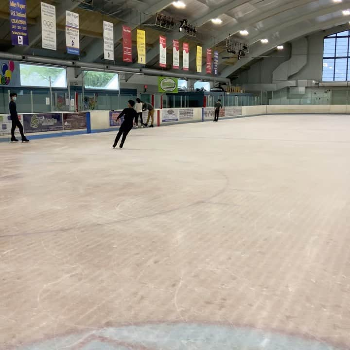 ヴィクトール・ファイファーのインスタグラム：「First quad Sal for Joe. Good fight. #usfsa #scw #quadskating #salchow」