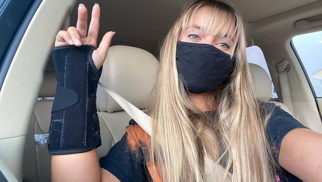 Emily Zeckさんのインスタグラム写真 - (Emily ZeckInstagram)「- When @greenwavegarage catches you breaking your wrist on a subpar wave in 6 inches of water... 😬😂 never seen somebody look so happy after breaking a bone lol. Kinda bummed that I won’t be able to get in the water for a few weeks tho! Thanks to everyone who helped me/ checked in on me yesterday 😊💛」8月5日 3時46分 - thatpineapplegirl