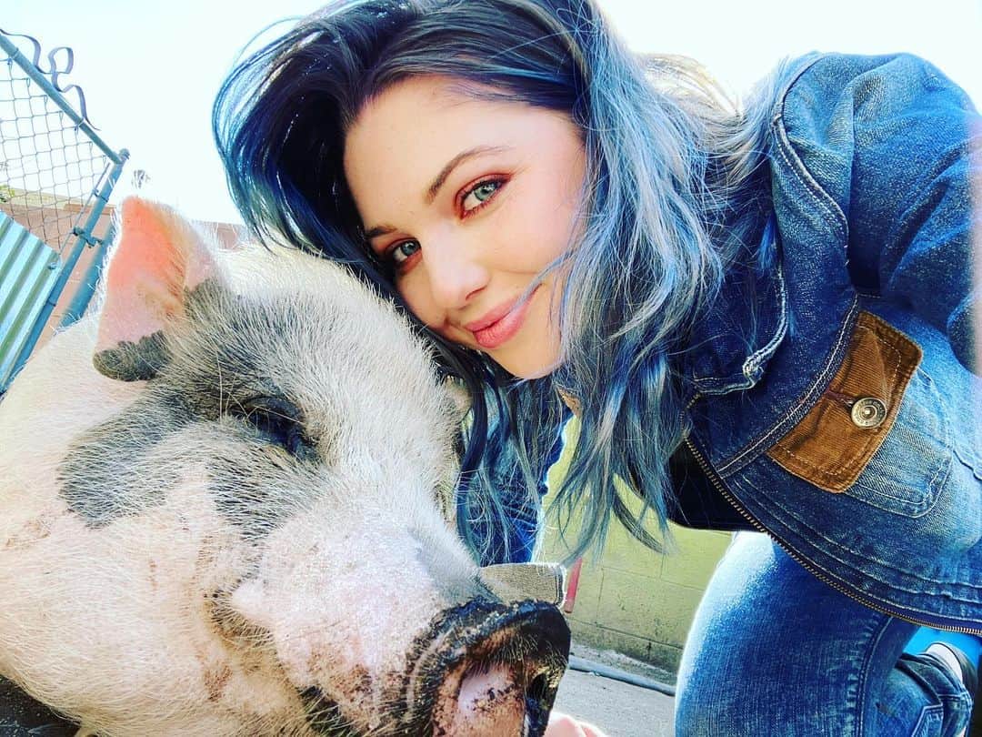 サミー・ハンラティのインスタグラム：「Hii here are some very happy photos!!! Being with animals is my HAPPY PLACE🙌🏻😊 I hope you have the BEST day ever and you feel as happy as I am in these photos💋 #vegan #friendsnotfood 🌱 @lovealwayssanctuary」