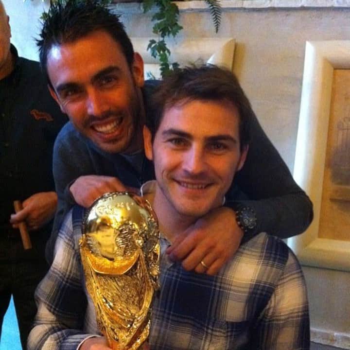 のインスタグラム：「Gracias por todo lo que nos has dado @ikercasillas !! Un placer haber sido tu compañero y ser tu amigo!! Muchísima suerte en tu nueva etapa! Hagas lo q hagas, seguro q lo harás genial!! Ahora ya sabes, tendremos q jugar al padel... 😊😊😊」