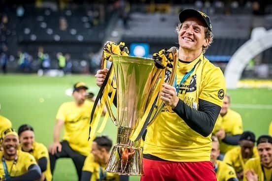 ファビアン・ルステンベルガーのインスタグラム：「Danke Marco🙏🏼🙏🏼💪🏼💪🏼 Es war mir eine Ehre mit dir🙌🏼🙌🏼 20 Jahre beim gleichen Verein, Hut ab 🎩 #legende #merciwolf #wääääutklass #woelfliforpresident #einergehtnoch #JSAML28」