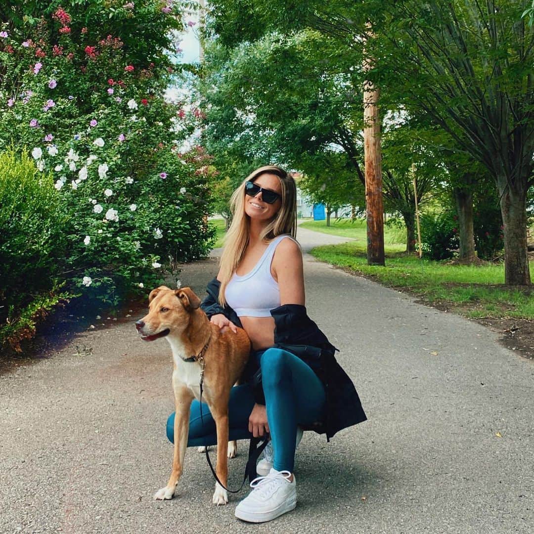 ダニエル・クヌッドソンのインスタグラム：「Summer time walks 🐾🍃 In the new Deep Jade @aloyoga  .  “We must take time to define our own path. Too quickly we can find the world defining it for us.”  #happy #grateful #alo #aloyoga」