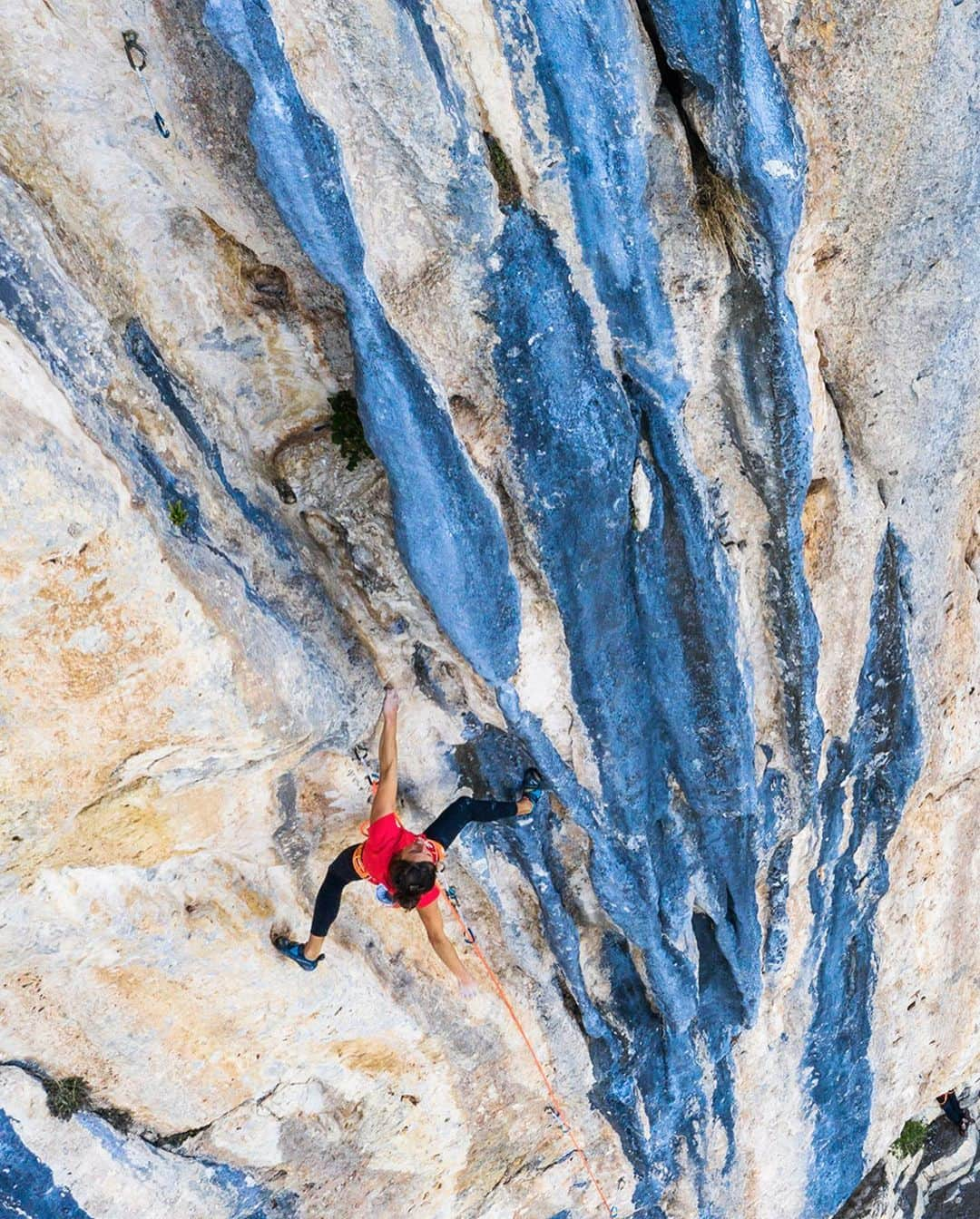 ニナ・カプレツさんのインスタグラム写真 - (ニナ・カプレツInstagram)「Never getting tired of Céüse! What a fun 10 days I had at that magic cliff with my confinement family @jeremy_bernard_photography @annncamp and @eline_lemenestrel . My goal was to climb as much as possible, to laugh as much as possible and to fill up my empty tanks with tons of sleep and healthy food.  My goal was also to climb only lines I haven’t done so far, like that 8a on the photo called Stakilokos, at grande face.  I have to admit that simple cragging feels pretty good! Now I feel full of positive energy and I’m ready for the next bigger adventure...😉  📸 @jeremy_bernard_photography #céüse #sportclimbing   @arcteryx @scarpaspa @petzl_official」8月5日 4時33分 - ninacaprez