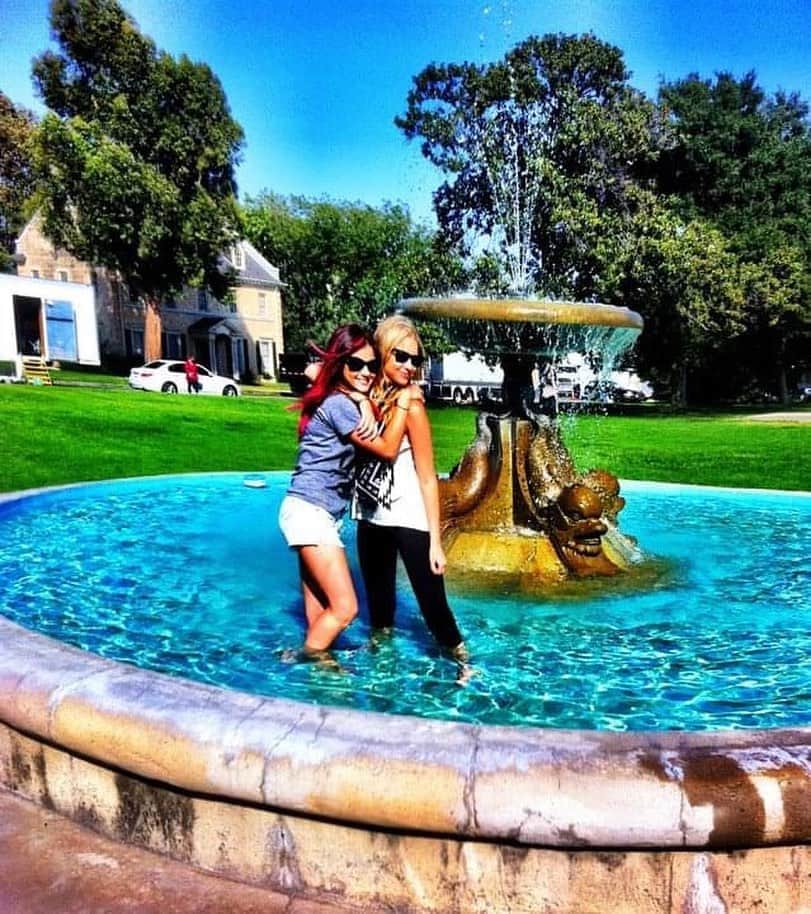 アシュレイ・ベンソンのインスタグラム：「9 years ago lollll @lucyhale」
