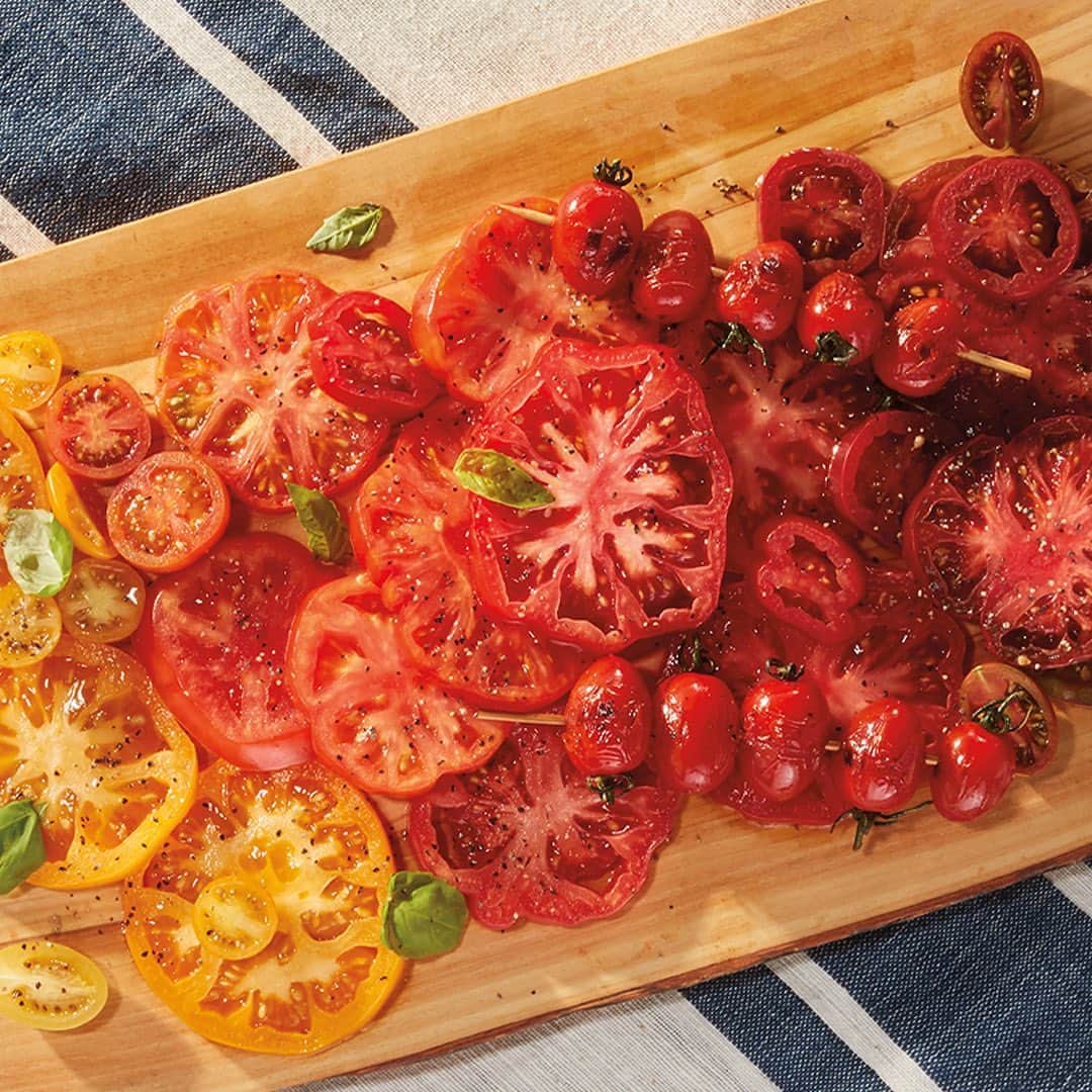 Whole Foods Marketさんのインスタグラム写真 - (Whole Foods MarketInstagram)「Ever seen a 🍅 🌈 ? Look no further — ripe, juicy, summery heirloom tomatoes will color your plate all day every day, and we’re so happy they’re back in season. Head to our Story for a guide on ways to enjoy ’em.」8月5日 4時38分 - wholefoods