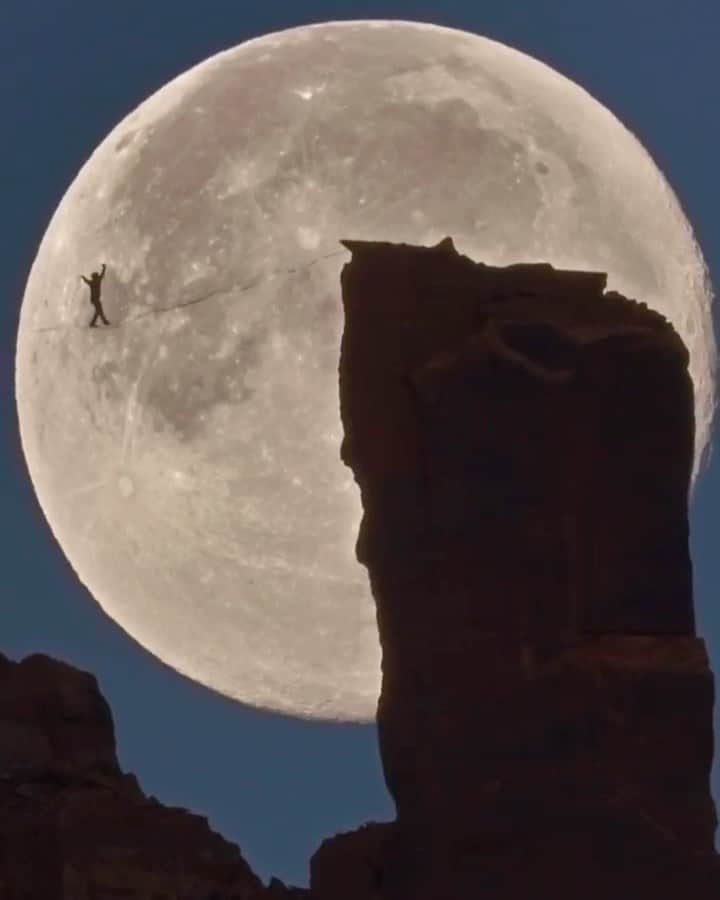 クリス・バーカードのインスタグラム：「From @taylorfreesolo & @renan_ozturk ~What a quest!  We put all our collective knowledge of the desert landscape, climbing, high-lining and camera tech together for this one.  Originally inspired by the late great friend Dean Potter, we spent 4 full moon cycles hoping to line this all up and push the new @sonyalpha 7sIII to its limits. It was difficult creating during #covid19 times and very appreciative of @mparns for the trust to pull off this low percentage ‘shot in the dark’ with a pre-covid-tested special ops crew.  Lots of blood, tears and laughter shed in the process.   To me, @sketchyandylewis’s final moonlit freesolo walk was an artistic expression of what humanity is capable of in these times of change🙏🏽  Executive producers:  @mparns @manowitz  Directors: @taylorfreesolo @renan_ozturk   High-line artist: @sketchyandylewis   Cinematography: @irving_matthew  @standtallest  Riggers: @sylvanslacks @thehomiehome  Drone and tech master: @rudy.le  On sight Digital asset technician: @tim_hardy_   Editor: @heyjoepeeler   Composer: @lgnnelson with Mia Barcia-Colombo on Cello   Colorist: @edwardsdan  Sound: @ridgelinesound   Moon still: @curtismorgan  Thanks:  @baloointhewild @mersendyclimberson @aleta_ventures @chrisburkard @treefighter @mikeylikesrocks @deanpotter @photopills @moabfilmservices  @zuluinflight @curtismorgan @slacklhighning #MichKnurbin  @shotsfromabove Brian Cunningham」