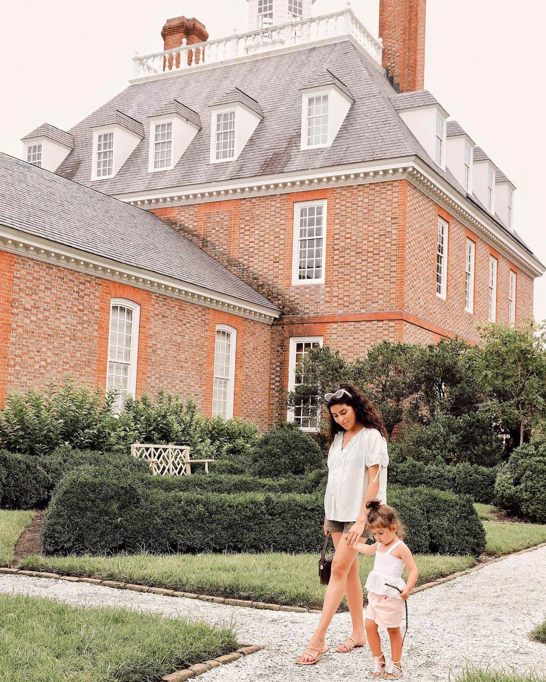 Sazan Hendrixさんのインスタグラム写真 - (Sazan HendrixInstagram)「Collecting sweet moments with my girl before her little sis arrives 💞 Walked through the gardens & grounds of Colonial Williamsburg for the first time. These buildings date back to the 1700s! Can’t wait to keep exploring so follow us along on my Stories 😍 #teenyandme #VisitWilliamsburg #ad @VisitWilliamsburg」8月5日 4時58分 - sazan