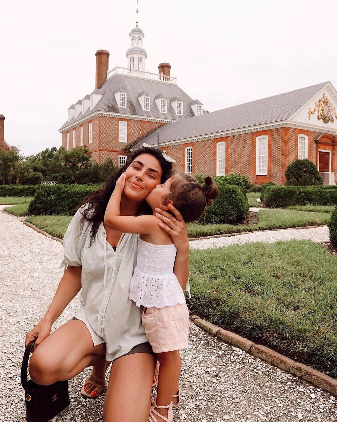 Sazan Hendrixさんのインスタグラム写真 - (Sazan HendrixInstagram)「Collecting sweet moments with my girl before her little sis arrives 💞 Walked through the gardens & grounds of Colonial Williamsburg for the first time. These buildings date back to the 1700s! Can’t wait to keep exploring so follow us along on my Stories 😍 #teenyandme #VisitWilliamsburg #ad @VisitWilliamsburg」8月5日 4時58分 - sazan