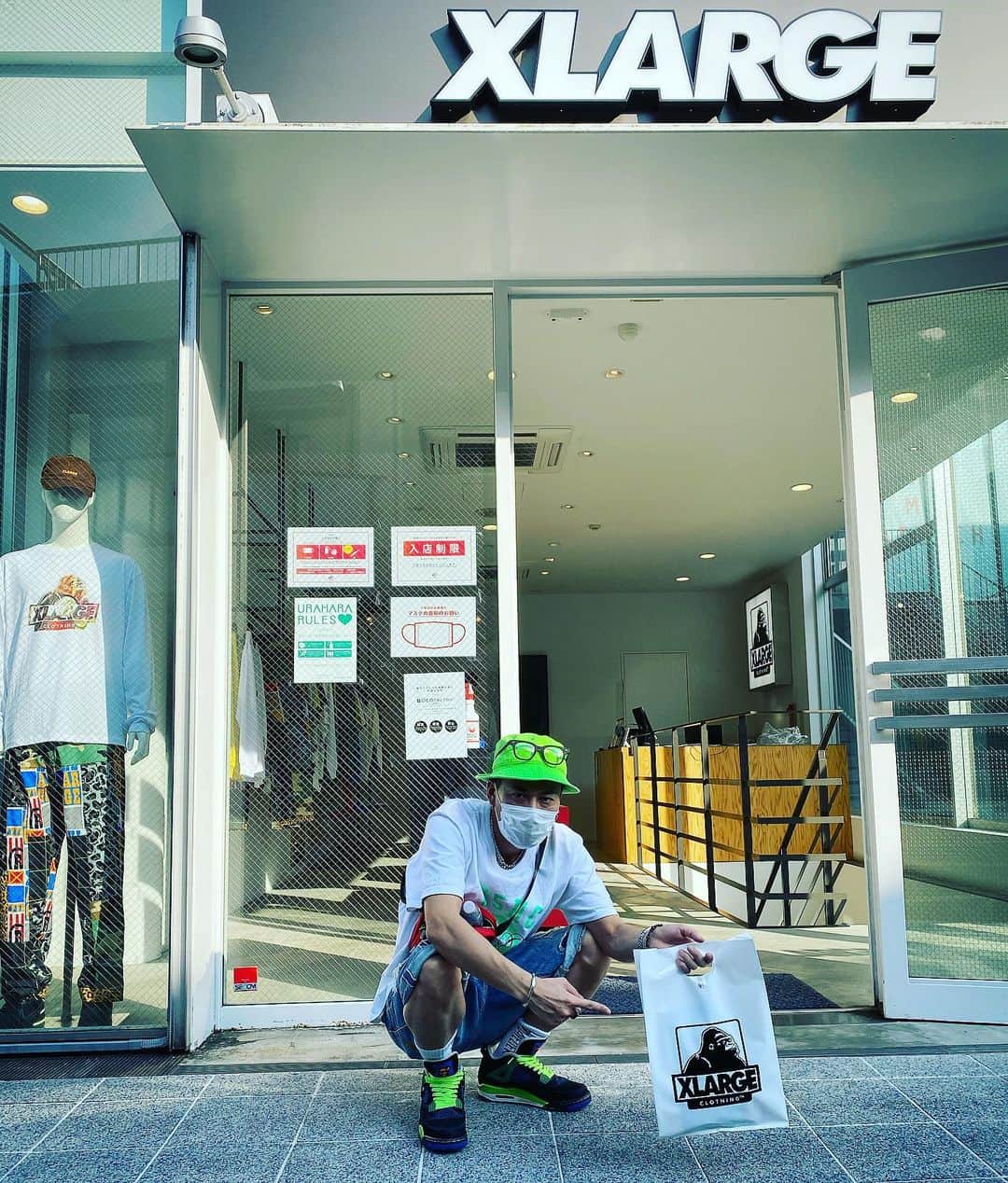 DJ HALのインスタグラム：「写真でわかる自分の黒さ😅 @xlargejp @world_wide_famous @civiatelier #原宿」