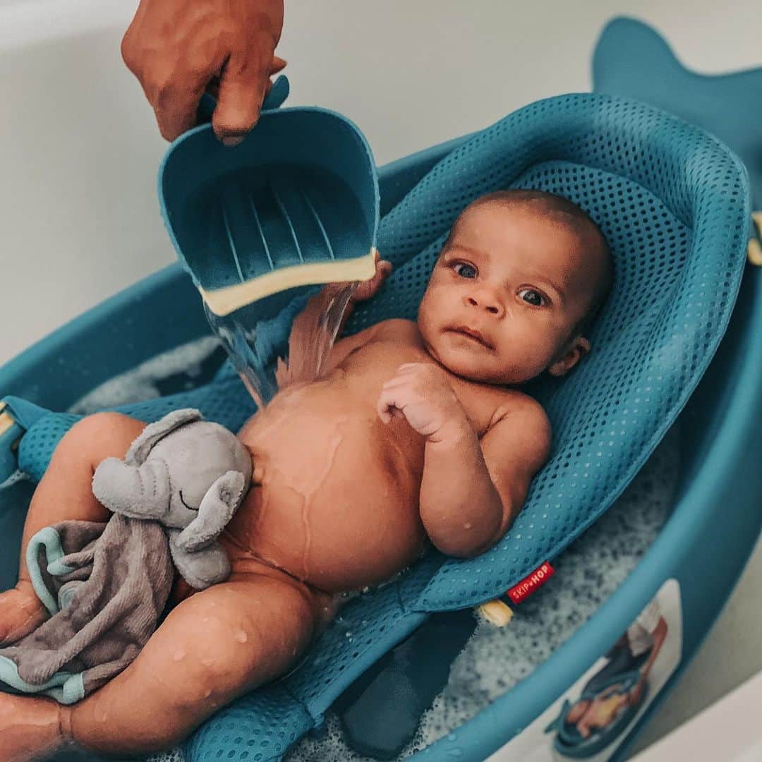 Skip Hopさんのインスタグラム写真 - (Skip HopInstagram)「#ParentTip Our versatile MOBY® bathtub grows with baby through three stages—it's the only tub you'll need from newborn and beyond! 🛁😊  What are your tips for giving your baby their first bath?  📸: @dacluetay  #newborn #bathtime #firstbath #skiphop」8月5日 5時05分 - skiphop
