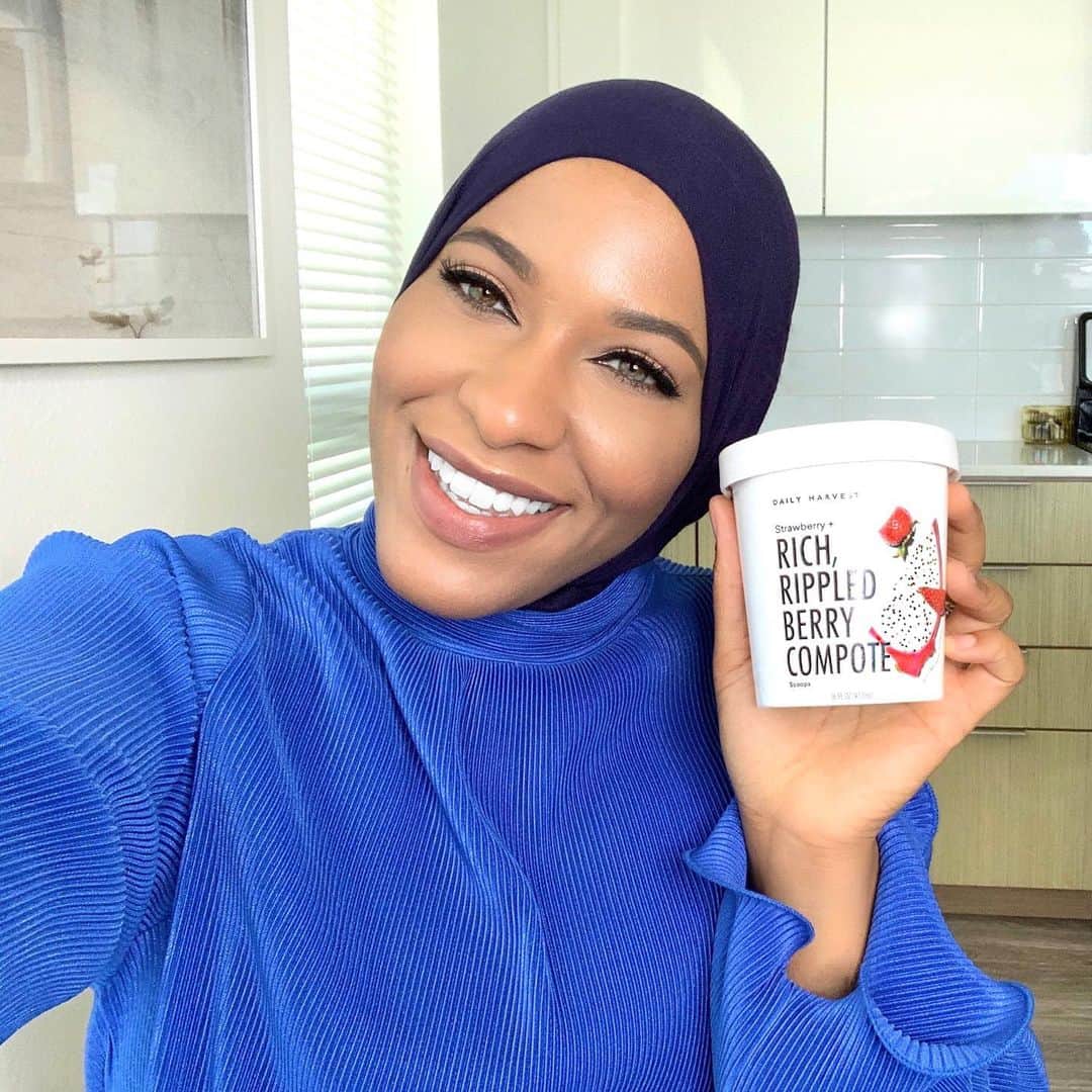 イブテハージ・ムハンマドのインスタグラム：「NEW DROP! SCOOPS plant based ice cream from @dailyharvest! I love finding ways to incorporate more fruits and veggies into my diet, especially when it comes to desserts. Scoops is organic and available in 4 flavors (check out my story for the full review)! Save $25 OFF your first @dailyharvest order with code IBTIHAJ.  Let’s eat only the best together! 🍦😋💙」