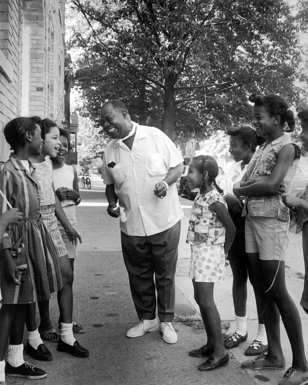 lifeさんのインスタグラム写真 - (lifeInstagram)「Music legend Louis Armstrong was born August 4, 1901 in New Orleans. In 1965 LIFE photographer John Loengard captured images of this iconic performer on and off the stage, including with kids from his neighborhood in Queens, New York. #louisarmstrong #lifelegends #jazz #queensny」8月5日 5時05分 - life