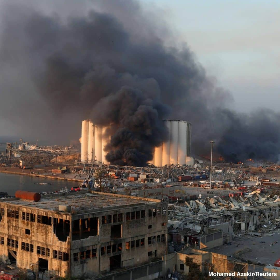 ABC Newsさんのインスタグラム写真 - (ABC NewsInstagram)「An enormous blast tore through Beirut, Lebanon, on Tuesday, killing at least 50 people and injuring 2,700 others, AP reports. It is not yet known what caused the explosions. #beirut #lebanon #explosion」8月5日 5時18分 - abcnews