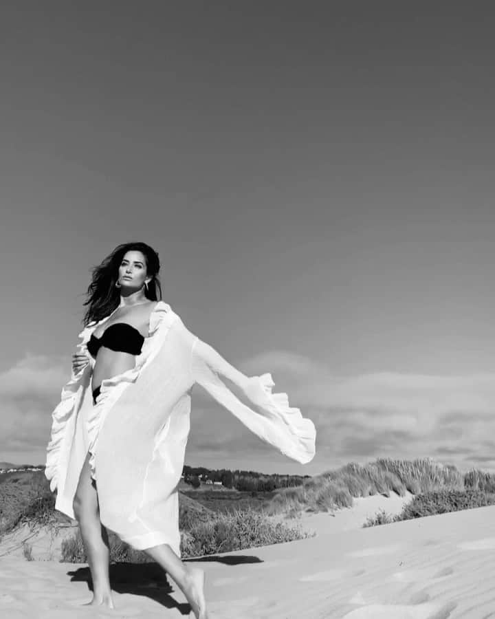 ドナ・フェルドマンのインスタグラム：「#behindthescenes #sneakpeek from most recent project with @greghinsdale @whitemonkeystyle and @willcarrillo #comingsoon #bts #sandunes」