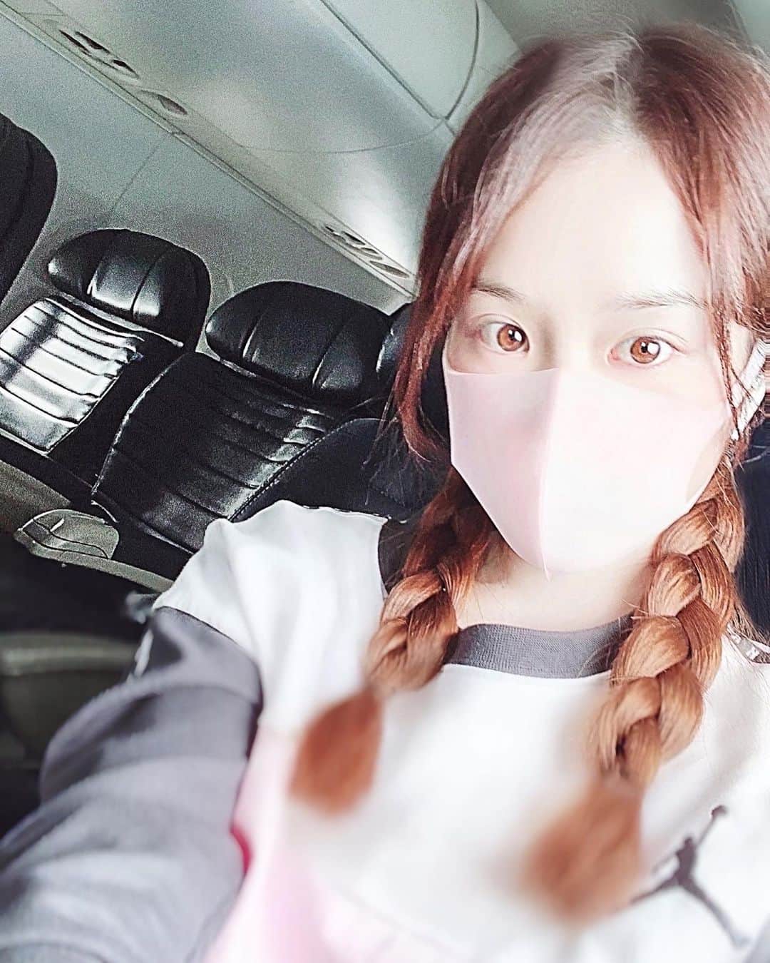 メロディー・モリタのインスタグラム：「On the plane for the first time in 5 months.✈️ Strict social distancing, masks and take-out only at the airport. * Thank you to my lovely Japanese viewer who kindly gifted me masks! I wore one that perfectly fits my face (and allows me to cover my makeup-free face😂) and put my hair in braids to prevent it from touching different things. * As you can see in the second slide, the flight was quite empty but I felt very safe since precaution/services were top-notch. I wonder how much longer it would take to experience what airports used to be like...😣 Hope you are all having a good week so far!✨  2月以来、5ヶ月ぶりのニューヨークの空港🗽✈️ * ソーシャルディスタンスのサインがあらゆる場所にあり、もちろん全員マスク。カフェなどは閉まっていて、レストランもテイクアウトのみで店内の座席はシャットアウトされていました。 * 日本の視聴者さんに頂いたピッタリしたマスクを付け、髪も色々なところに触れない様に＆手で触らない様に三つ編みに💡 * いつも満席だったフライトは、2枚目の動画の状態👀🎥 * 席に座る前には除菌シートも頂き、感染予防は空港でも機内でも完璧にされていて不安はありませんでした。 * でも私はやっぱり、以前の様な活気あるワクワク感のあるニューヨークの空港が好き。またあの雰囲気を味わえるのはいつなのでしょうか...(><)」