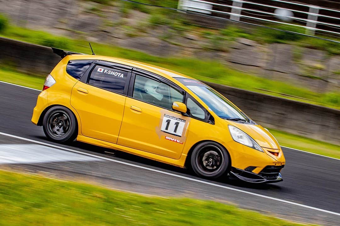 のインスタグラム：「_ ふっくん Honda GE8 FIT (JAZZ) _ Shot on May-24 2020 "HONDA VTEC ONE MAKE RACE 2020 Rd.2" organized by @zerofighterautocustom at Okayama International Circuit _ owner: call_onuma (twitter account) photo: @mistbahn _ _ JP) 2020年5月24日 岡山国際サーキット、ゼロファイターさん( @zerofighterautocustom )主催「HONDA VTEC ONE MAKE RACE 2020 Rd.2」。 _ _ #hondavteconemakerace #ホンダvtecワンメイクレース #zerofighterautocustom #okayamainternationalcircuit #岡山国際サーキット #fit #hondafit #ホンダフィット #フィット #jazz #hondajazz #ge8 #gefit #vtec #hondafitrs #fitrs #l15b #l13b #trackcar #clubmanrace #fitchallenge #fitchallengecup #fitチャレンジカップ #timeattack #timeattackjapan #hondasontrack」