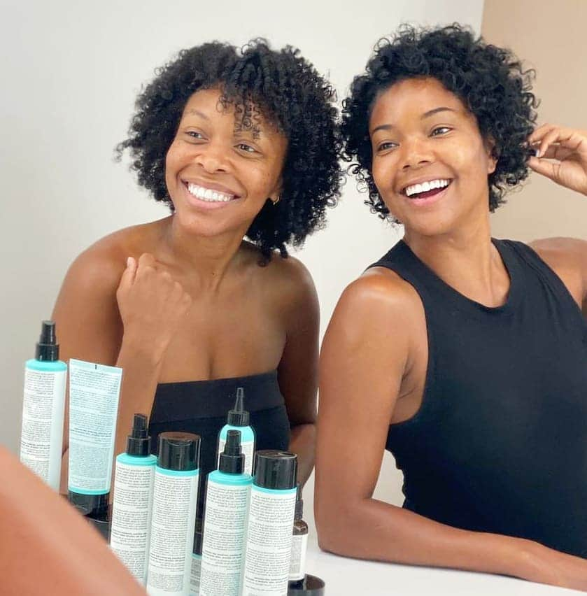 ガブリエル・ユニオンさんのインスタグラム写真 - (ガブリエル・ユニオンInstagram)「Sister, Sister 👭🏿  Curls for the gurls with my little sister @t_to_the_u using @flawlessbygu  ⭐How we got these luscious curls⭐ Both used the Moisturizing Shampoo, 3 Minute conditioner, Leave-in conditioner, Heat Protectant, Curl Cream for the Flexi Rod Set, and The Exotic Oil Drops for the pull out  🖤🖤🖤🖤🖤🔥🔥🔥🔥🔥🔥 #nomakeupjustcurls」8月5日 5時30分 - gabunion