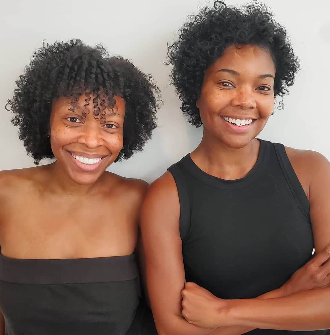 ガブリエル・ユニオンさんのインスタグラム写真 - (ガブリエル・ユニオンInstagram)「Sister, Sister 👭🏿  Curls for the gurls with my little sister @t_to_the_u using @flawlessbygu  ⭐How we got these luscious curls⭐ Both used the Moisturizing Shampoo, 3 Minute conditioner, Leave-in conditioner, Heat Protectant, Curl Cream for the Flexi Rod Set, and The Exotic Oil Drops for the pull out  🖤🖤🖤🖤🖤🔥🔥🔥🔥🔥🔥 #nomakeupjustcurls」8月5日 5時30分 - gabunion