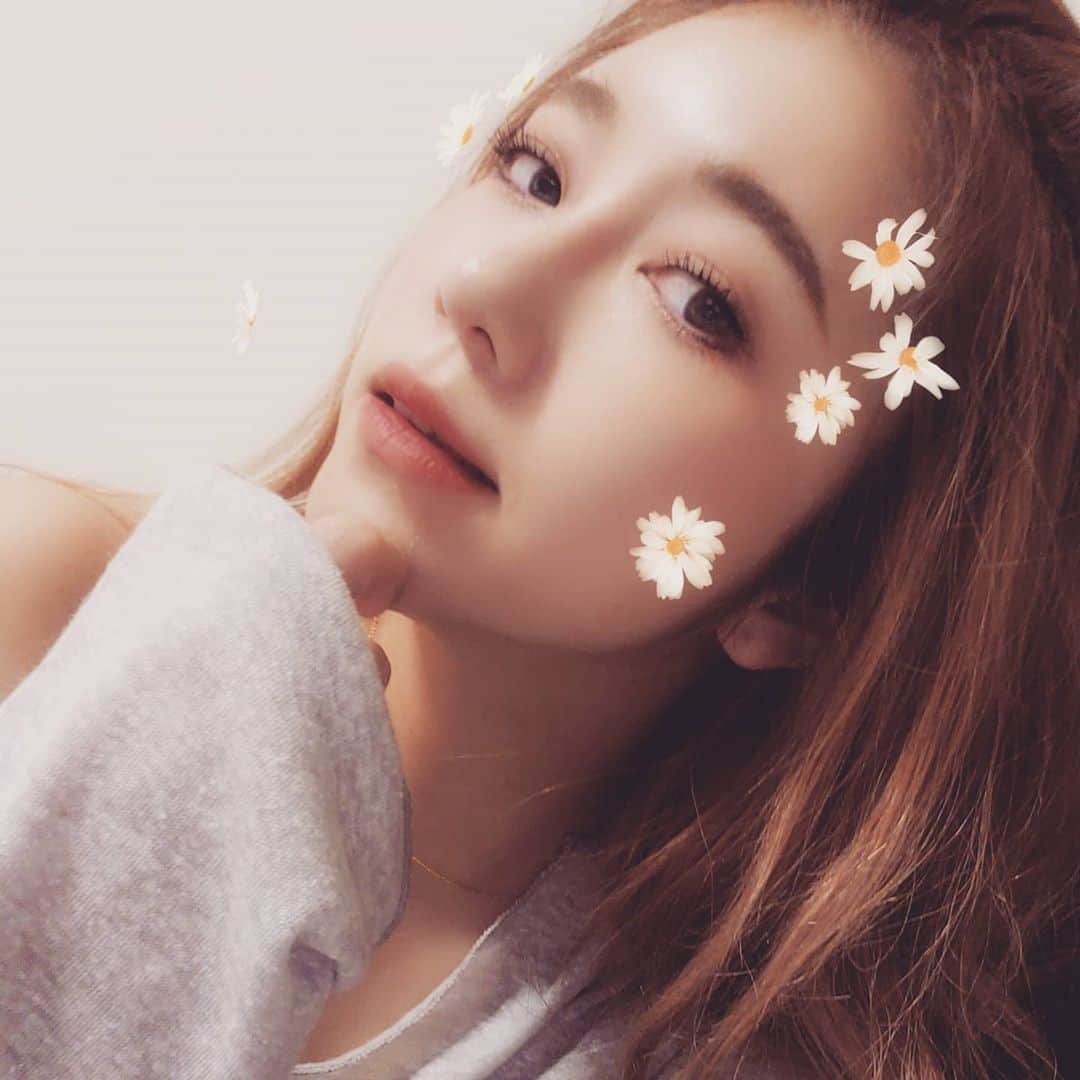 のインスタグラム：「. 심심해😜❤️」