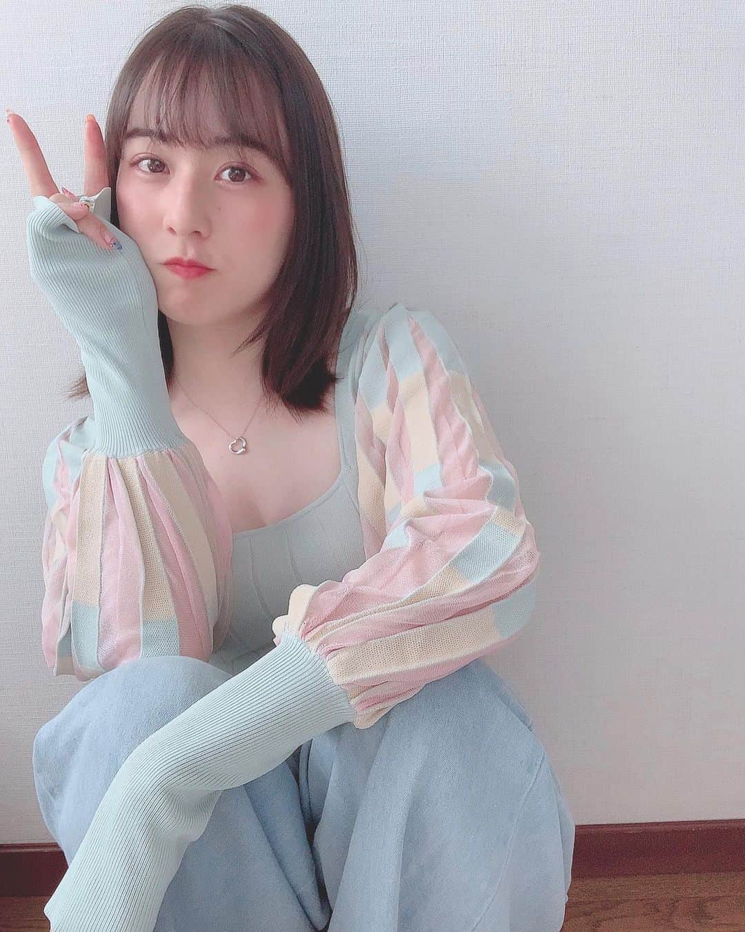 のインスタグラム：「🎇﻿#ゆのんなか💭#ゆのぴく🐰  ﻿ ﻿ まだちゃんと暑くて﻿ ちゃんと夏で﻿ ﻿ もーーーあちーーーーよーーーーー﻿ ﻿ ってなってるけど﻿ ﻿ ゆのがいっちばん好きな夏の終わりかけの﻿ 秋が始まってないギリギリの﻿ ﻿ あの数日が待ち遠しくて﻿ ﻿ でもあの一瞬ですぎてく心地いい数日が﻿ ﻿ 終わってしまうのも嫌で﻿ ﻿ 無駄にしたくないなぁと。  なにしようかな。﻿ ﻿ ﻿ やっぱり1人でぶらぶら写真撮りに出かけようかな🥀﻿  すごい難しいこと考えれば  外で映画とか見たい。 ﻿」