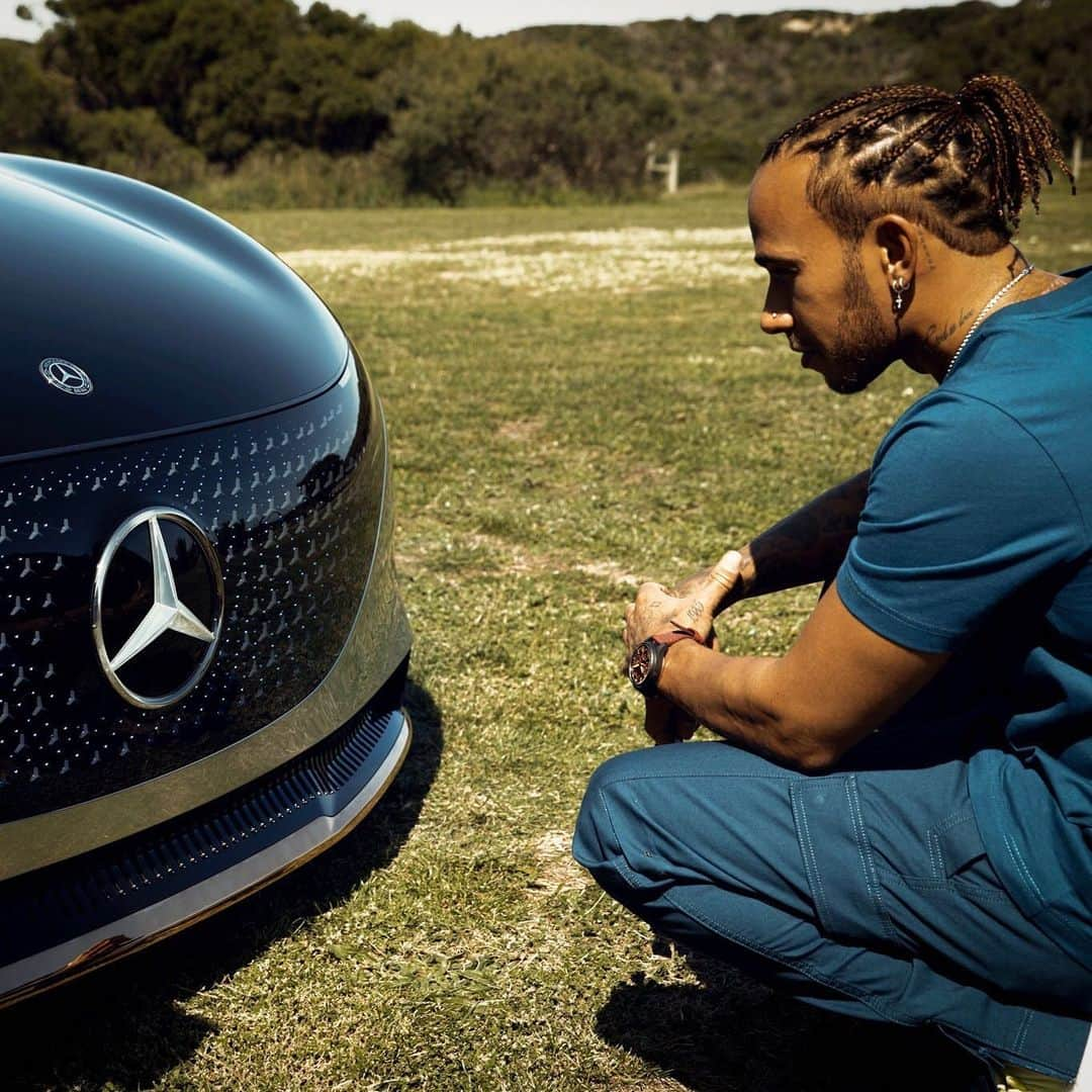 メルセデス・ベンツさんのインスタグラム写真 - (メルセデス・ベンツInstagram)「Attention to detail, both inside and out. Six time F1 Champion @lewishamilton enjoyed a quick walk around the Vision EQS.  #LH44 #ProgressiveLuxury #switchtoEQ #EnjoyElectric #VisionEQS #MercedesBenz #mbcar #DrivingInnovation」8月5日 15時15分 - mercedesbenz