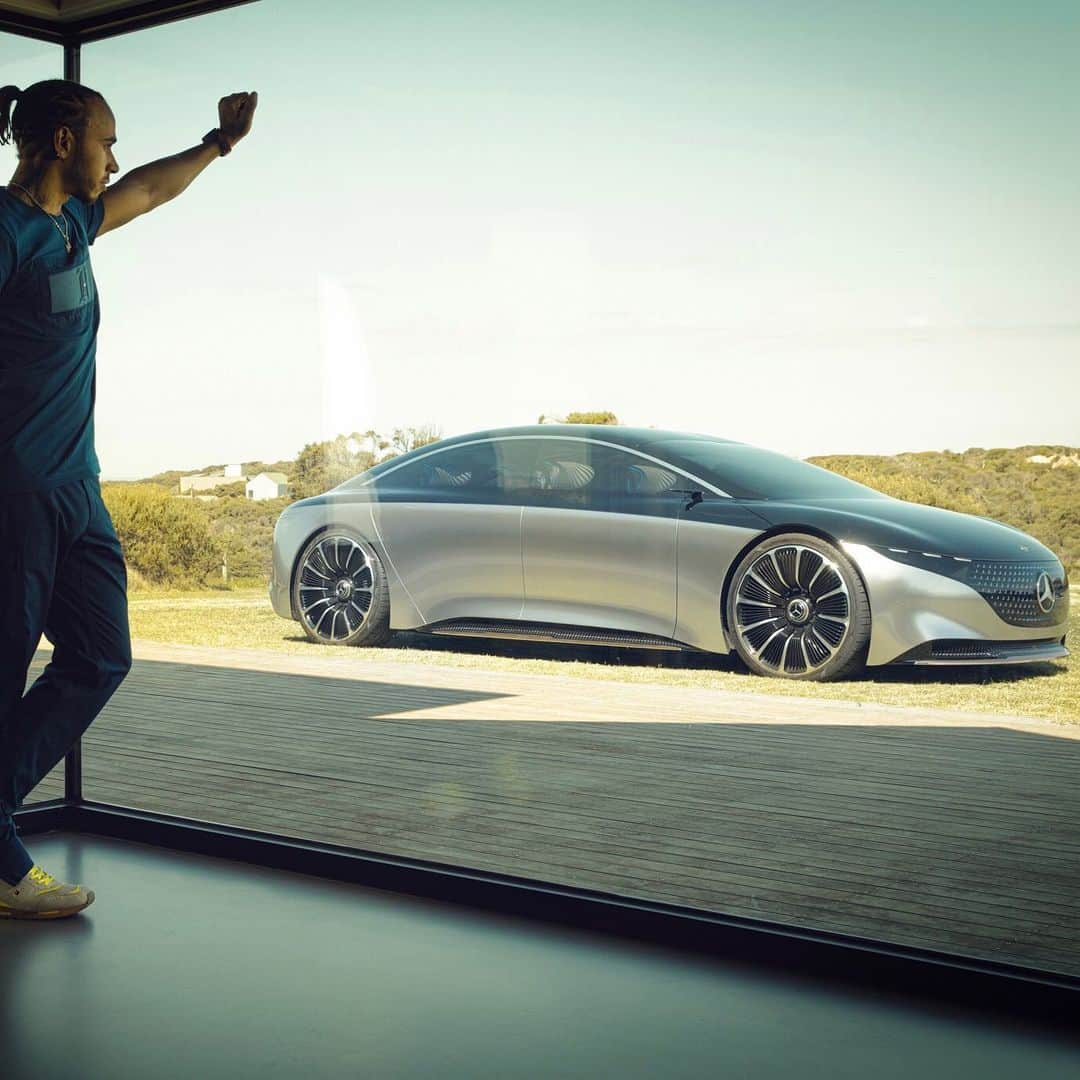 メルセデス・ベンツさんのインスタグラム写真 - (メルセデス・ベンツInstagram)「Attention to detail, both inside and out. Six time F1 Champion @lewishamilton enjoyed a quick walk around the Vision EQS.  #LH44 #ProgressiveLuxury #switchtoEQ #EnjoyElectric #VisionEQS #MercedesBenz #mbcar #DrivingInnovation」8月5日 15時15分 - mercedesbenz