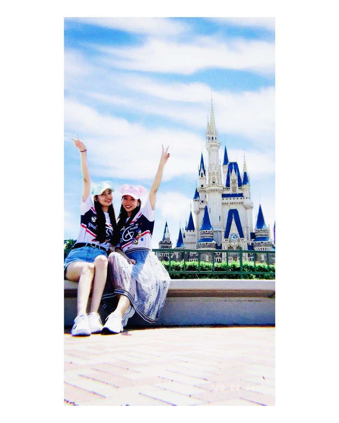 蔵歩実さんのインスタグラム写真 - (蔵歩実Instagram)「👭🏰 . . #姉妹 #sister #자매 #Disney #Disneyland #ディズニー #ディズニーランド #シンデレラ城 #japanese #japanesegirl #일본 #일본인 #일본사람#東京 #tokyo #도쿄 #モデル #model#모델 #followme  #高身長 #高身長女子 #instalove #ootd」8月5日 15時16分 - ayumi_kura_