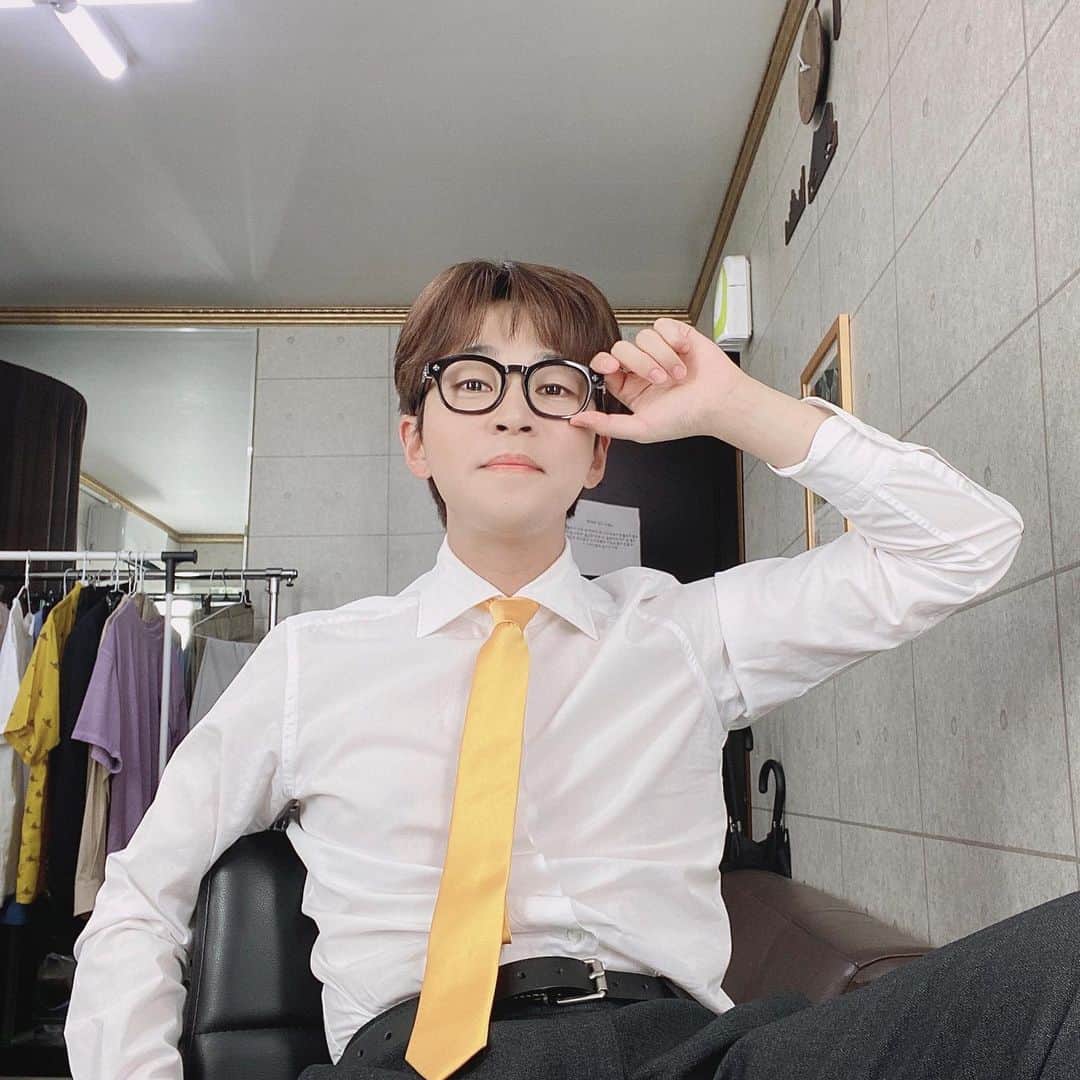 DINDINのインスタグラム：「저는 서른살 입니다만🤓 #딘딘 #서른살 #오피스룩」