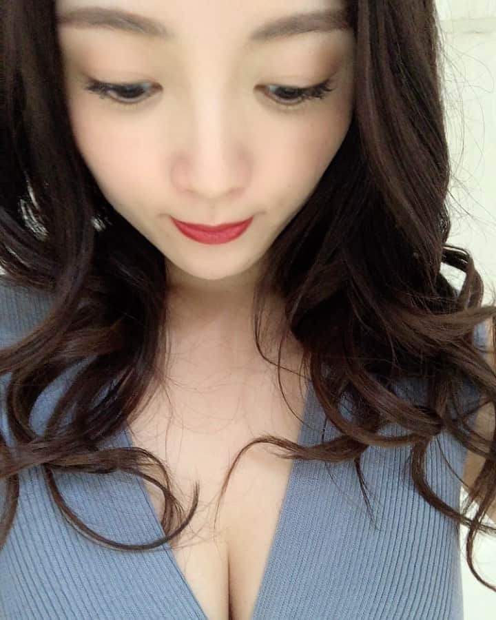 のインスタグラム：「Hello. #階段シリーズ #階段降りるお姉さん」
