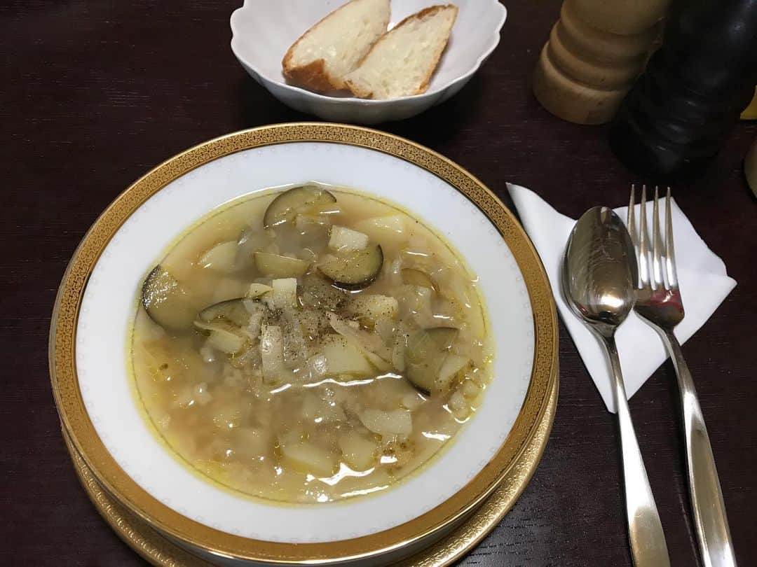スネオヘアーさんのインスタグラム写真 - (スネオヘアーInstagram)「#スネオヘアー #家飯 #茄子と玉ねぎとジャガイモとパンのスープ #キッツいパンをおろして煎ってオリーブオイルと塩で炒めたのを入れた #その後リゾット #おいしいー #失敗パンの再利用 #suneohair #たいらのおやま食堂」8月5日 15時33分 - suneohairofficial