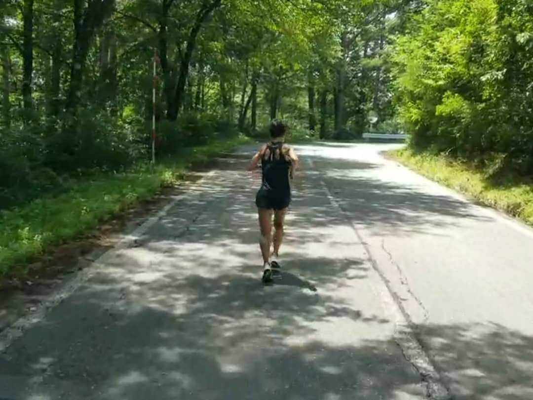 上田藍さんのインスタグラム写真 - (上田藍Instagram)「I running about 10.5km from altitude 1000m to 2000m.🌳🌳🏃🌳🌳Work silently.🗻✨ #highaltitudetraining #nagano #komoro #takaminekogen #hillclimb👌  ：：：：：：：：：：：：：：：： 標高1000m地点から2,000mまでの道のりを黙々と駆け上がるトレーニングは、私の長所である粘り強い走りを作り上げる、欠かせないメニューとなっています😀✨ 過去、沢山の山頂を目指して駆け上がり続けてきました🗻🏃✨ 雨の日も、霧の日も、晴れの日も、理想の動きをイメージしながら足を前に進めていく感覚は集中力と想像力、そして体力が磨かれていくようで、山に吸い込まれながら走る時間が私は大好きです😳 シーズン再開の日をじっくりと待ちながら、このかけがえのない日々を大切にすごしていきたいと思います🌿 皆様もどうかお体ご自愛ください。 #静かな空間 #集中 #イメージ #作り上げる時間 #健康第一🍀 #感謝 #newbalance #fuelcell👟」8月5日 15時44分 - ai_love_tri