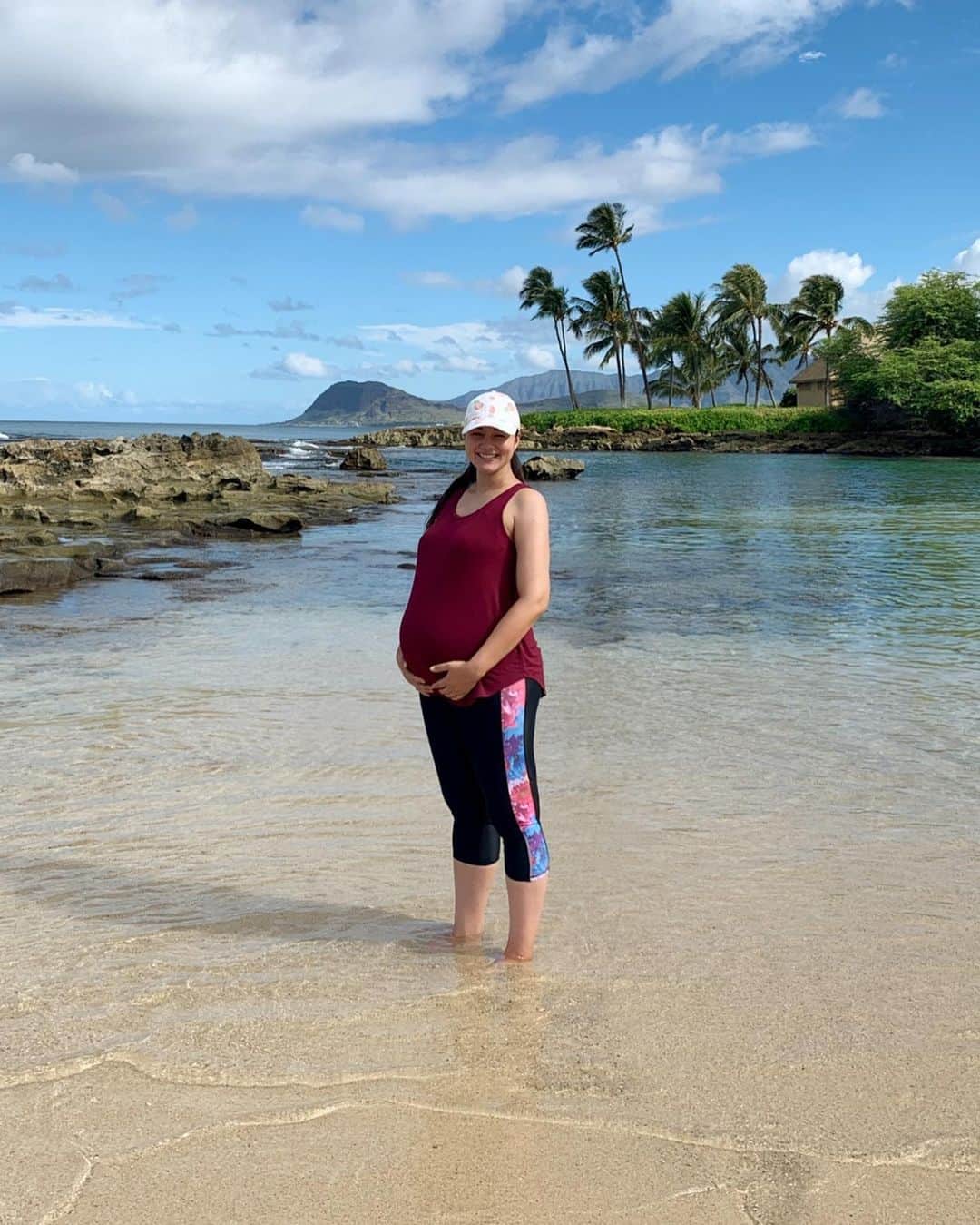 エリナ シルカのインスタグラム：「It’s getting sooooo heavy 😂🤰 ででーん！お腹重くて抱えてることが多くなってきたかも笑　臨月なったらどうなることやら… でもまさかの！　Roxy の水陸両用のレギンスがまだはけたー！しかもお腹まだカバーできたー！素晴らしい伸び😍　水着が今サイズ合うやつ家になくて、このレギンス本当にありがたい。　2枚目はベビーの体制によって偏ったお腹。笑」