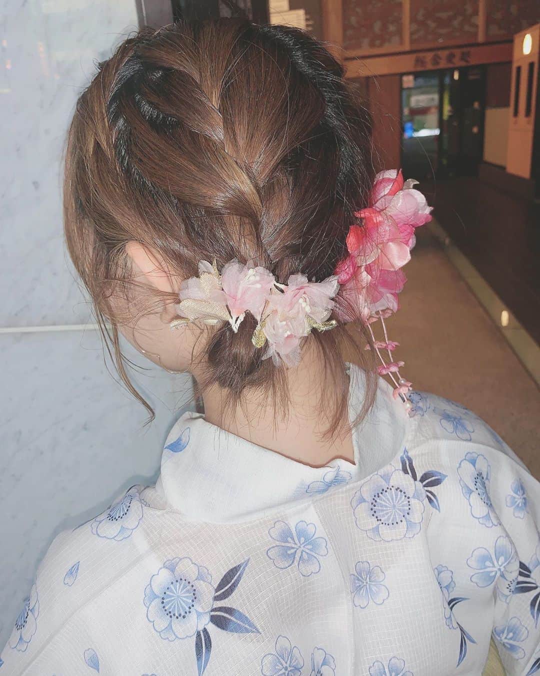 夏川愛実のインスタグラム：「浴衣ヘアアレンジ💓﻿ ﻿ 短いからアレンジ限られるけど😢﻿ ギリギリできる羊ヘアー🐏 ただありえんプリン目立つね😢😢﻿ ﻿ ﻿ #浴衣女子#浴衣アレンジ#夏祭り#浴衣#浴衣ヘアアレンジ﻿ #ボブアレンジ#編み込みアレンジ#お団子﻿#ハイライト #線香花火#大須線香花火﻿ ﻿ ﻿ ﻿」