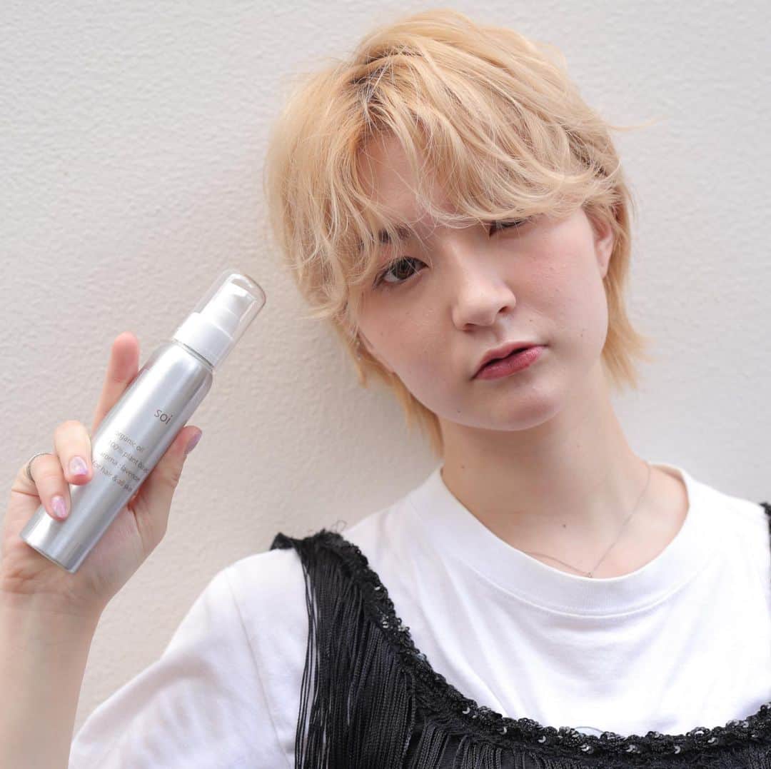 ELICA COLLECTIONのインスタグラム：「ショートは1プッシュ、ミディアムロングは2プッシュがおすすめ✋soioil🦱 #抜け感 #透明感 #ヘアケア #ヘアバーム  #ショート #シアバター #濡れ感 #soi #elica #ミツロウ #ナチュラルバーム #カジュアル #soioil #soibalm #アットコスメ #ヘアオイル #ヘアワックス  #ヘアーワックスｱﾝﾄﾞハンドクリーム」